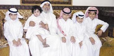 جالساً بين أحفاده