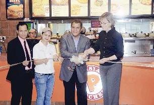 شيريل باشيلدير وعبدالرحيم زهير لحظة قص الشريط 	(تصوير دانيال هلال)