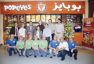 العاملون في مطعم «popeyes» فرع «الكوت» 