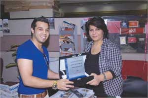 دشتي مقدماً درعا تذكارية لرئيسة قسم فنون ليلى أحمد 