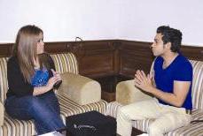 متحدثاً للزميلة شوق الخشتي 	(تصوير- علي السالم)