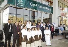 فريق العمل عند واجهة حلويات سعد الدين 	(تصوير نور هنداوي) 