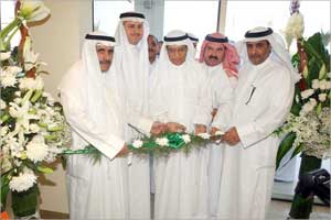 لحظة قص الشريط