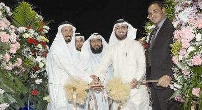 صالح العنزي يقص شريط افتتاح محل «جاكليت»