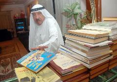 في مكتبته بين مؤلفاته