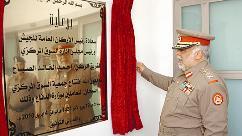 رئيس الاركان مفتتحاً السوق