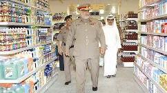 ... ومتجولاً داخله