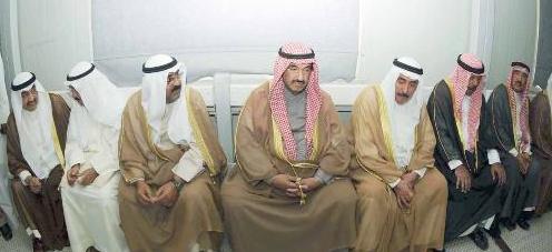الخرافي ومشعل الأحمد وناصر المحمد خلال واجب العزاء