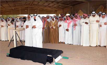 أداء صلاة الجنازة على والدة الشهيد (تصوير موسى عياش)