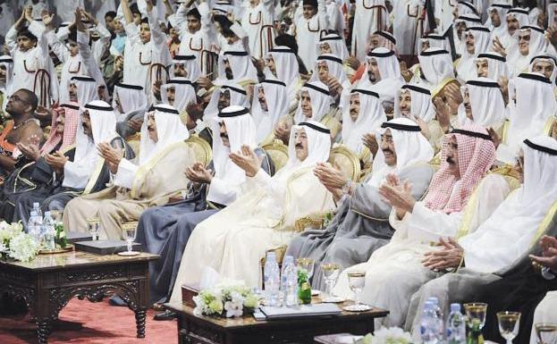 صاحب السمو وولي العهد والخرافي وكبار الشيوخ ومشعل الأحمد وناصر المحمد والحضور يصفقون اعجاباً