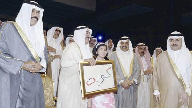 الأمير متسلما هدية تذكارية