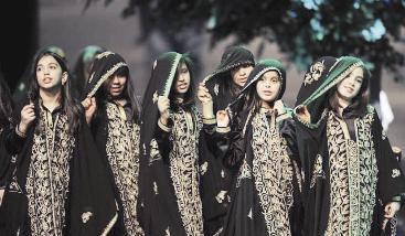 طالبات مشاركات تلبسن العباءة