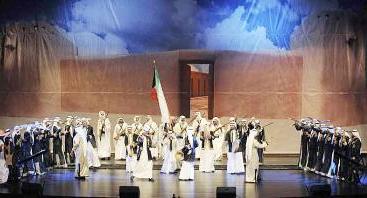 شباب الكويت يحملون الأسلحة التقليدية