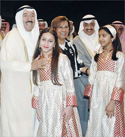 الأمير مصافحا طالبة مشاركة في الأوبريت