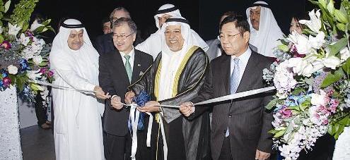 الشيخ علي الجراح الصباح والشيخ حمود الصباح والسفير الكوري وضرار الغانم يقصون شريط الافتتاح		  	(تصوير طارق عز الدين)