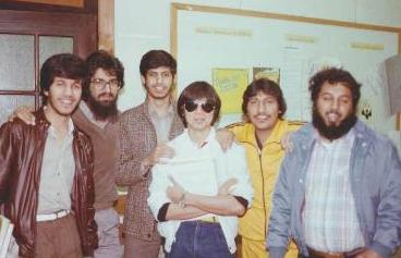 مع زملائه في الدراسة