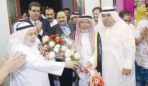 ... ويتلقى باقة زهور