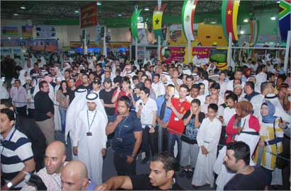 حشد في انتظار الرويشد (تصوير دانيال هلال) 