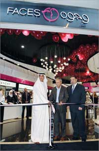 علي الحبشي وطوني جاشنمال وجوجو يقصون شريط الافتتاح 