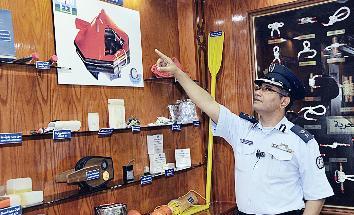 المقدم عبدالمحسن الحيدر يشرح صور المعرض