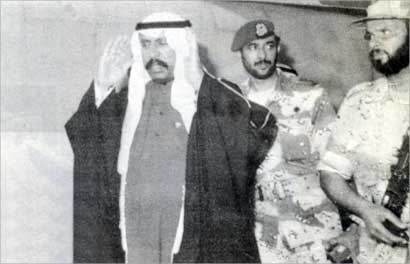 الشيخ سعد العبدالله رحمه الله يصلي عقب عودته إلى البلاد بعد التحرير