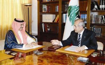 الرئيس اللبناني يدلي بحديثه الى المدير العام لوكالة «كونا»