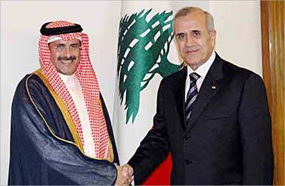 العماد ميشال سليمان مصافحا مبارك الدعيج