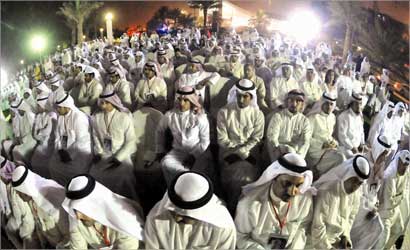 من الحشد الجماهيري في ساحة الإرادة امس (تصوير أحمد عماد) 