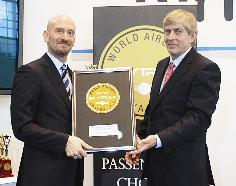 ممثل «القطرية» يتسلم الجائزة