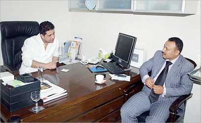 عبدالعال متحدثا إلى الزميل عماد خضر 