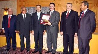 المستشار ايهاب الجنزوري يتسلم درع التكريم نيابة عن المستشار ابراهيم سالم