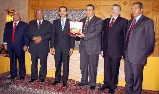 المستشار أشرف موسى يتسلم درع التكريم