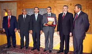 المستشار كمال حموده يتسلم درع التكريم