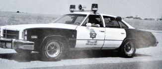 سيارة الشرطة باللون الابيض والاسود في السبعينات