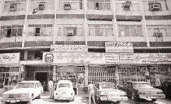 فولكس ودودج موديل الستينات امام احد المباني