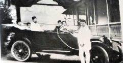 محمد السديراوي في سيارته... دودج طراز 1920 مع ابنائه في الهند
