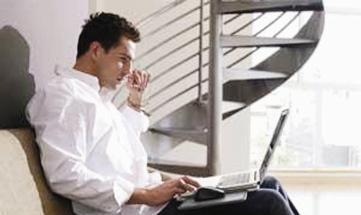 الاستخدام الخاطئ والجلوس الطويل أمام الكمبيوتر سبب المشاكل الصحية