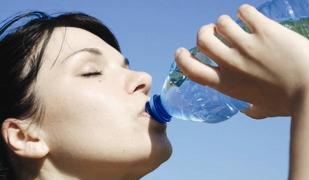 شرب الماء بكثرة أثناء التعامل مع الأجهزة الالكترونية لفترات طويلة