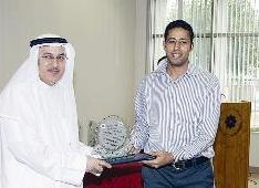 العسعوسي مكرما الزميل علي العلاس 	(تصوير نور هنداوي)