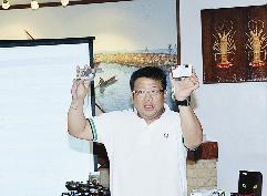 كيموتو يقدم شروحات تفصيلية عن الكاميرا للحضور