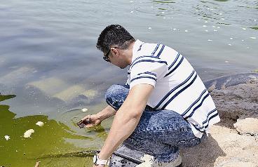 كاميرا «لوميكس» واختبار مقاومة المياه