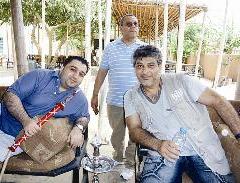 الزميلان أحمد عماد وحسين خليل يتمتعان بوقتهما