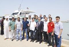 ممثلو شركة اليوسفي لدى وصولهم إلى «فيلكا»