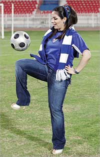 حليمة بولند بالكعب العالي أثناء التدريب 