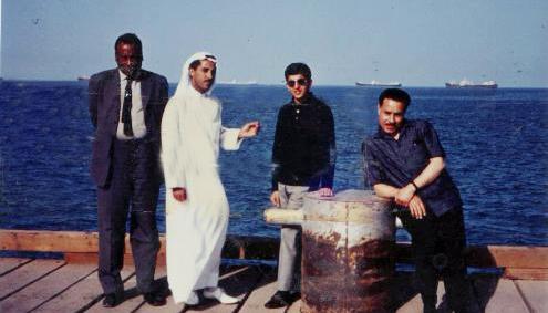 مع أصدقائه في ميناء الشعبية سنة 1968
