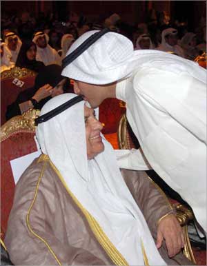 الغانم مقبلا رأس الوالد علي الغانم (تصوير طارق عز الدين) 