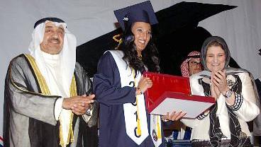 الخرافي مكرما الطالبة نوف فواز المرزوق