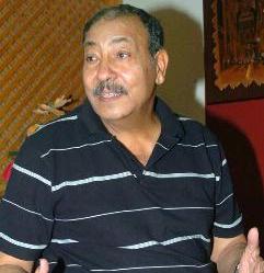 صلاح محمد مسترجعا الذكريات الرياضية	(تصوير مرهف حورية)