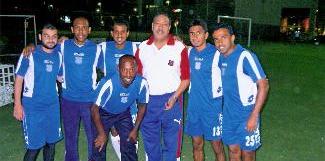 ... ومتوسطا لاعبي فريق كرة القدم بنادي الكويت