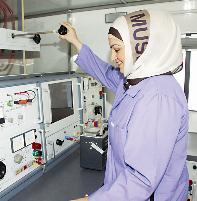 فاطمة دشتي تشغّل أحد المحولات